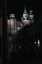 Wieza Zygmuntowska na Wawelu - iluminacja nocna.