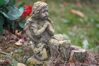 Figurka aniolka na cmentarzu Rakowickim w Krakowie