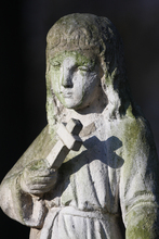 Zabytkowa figurka na cmentarzu Rakowickim w Krakowie