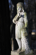 Zabytkowa figurka na cmentarzu Rakowickim w Krakowie