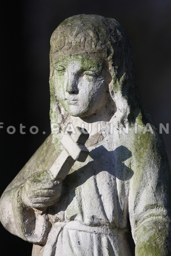 Zabytkowa figurka na cmentarzu Rakowickim w Krakowie Waldemar  Sowiński waldemar sowinski / foto.Paulinianum