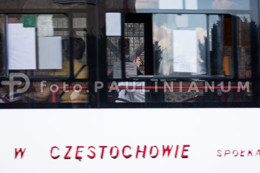 27-letni pielgrzym Michał zakreśla na mapie Polski znak krzyża. Karol Porwich Karol Porwich/foto.Paulinianum