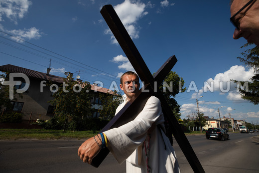 27-letni pielgrzym Michał zakreśla na mapie Polski znak krzyża. Karol Porwich Karol Porwich/foto.Paulinianum